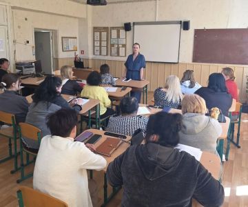 Депутат Светлана Клапша обсудила с педагогами Петровской школы вопросы благоустройства и развития региона