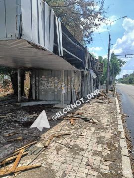 На остановке «Ул. Аристова» на Киевском проспекте в Донецке можно распороть ногу после удара БПЛА