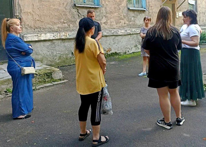 Иван Адамец: Возле домов № 2, 4, 8 по улице Кисловодской прошла встреча жителей с управляющим делами администрации городского округа Донецк Юлией Сницарь и представителями Единого регионального фонда по обслуживанию...