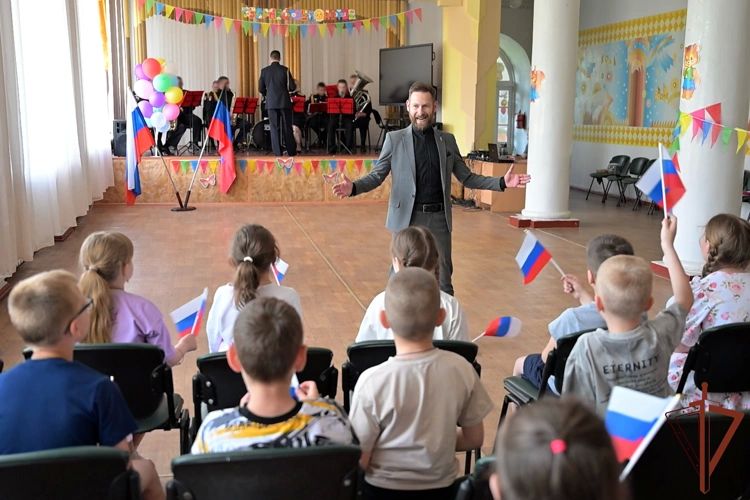 Росгвардейцы провели концерт ко Дню России в подшефных классах ДНР