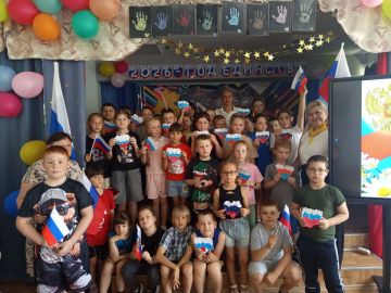 К нам лето жаркое пришло,. С собою праздник привело!