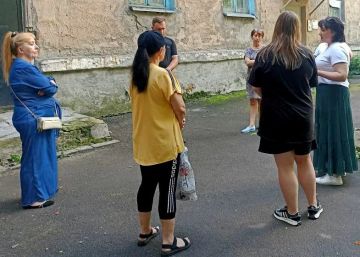 Иван Адамец: Возле домов № 2, 4, 8 по улице Кисловодской прошла встреча жителей с управляющим делами администрации городского округа Донецк Юлией Сницарь и представителями Единого регионального фонда по обслуживанию...