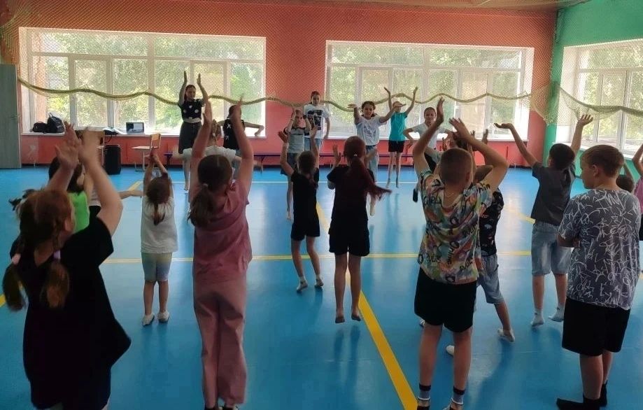 Работники Светлодарского городского Дворца культуры провели 10 июня развлекательно-познавательную программу "Зелёный островок“ для детей пришкольного лагеря “Светлячок" ГБОУ "Светлодарская школа №11 г.о Дебальцево“. Веселые...