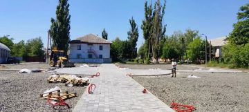 В Снежном благоустраивают общественную территорию