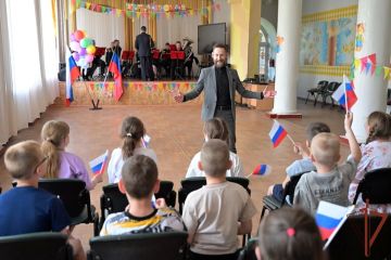 Росгвардейцы провели концерт ко Дню России в подшефных классах ДНР