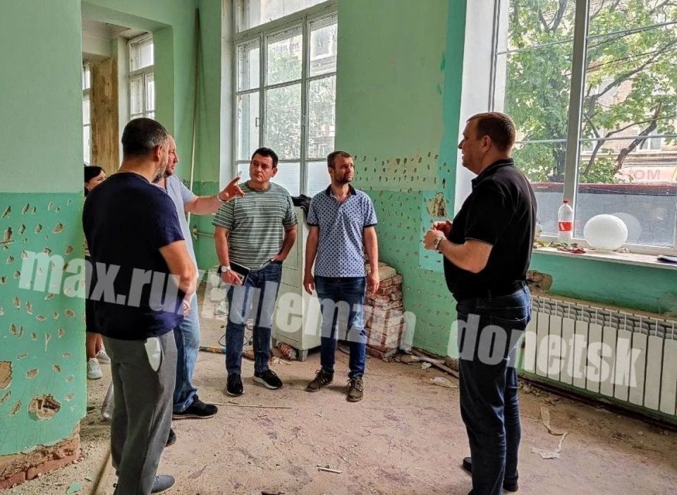 Заместитель главы администрации городского округа Донецк ознакомился с ходом ремонтных работ в шахматно-шашечном клубе г. Донецка