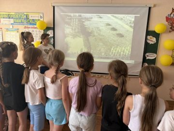 Наталья Великодная: В рамках реализации регионального проекта «Открываем возможности», воспитатели пришкольного лагеря «Чайка» Тельмановской гимназии провели единый отрядный час «Берега нашего детства»