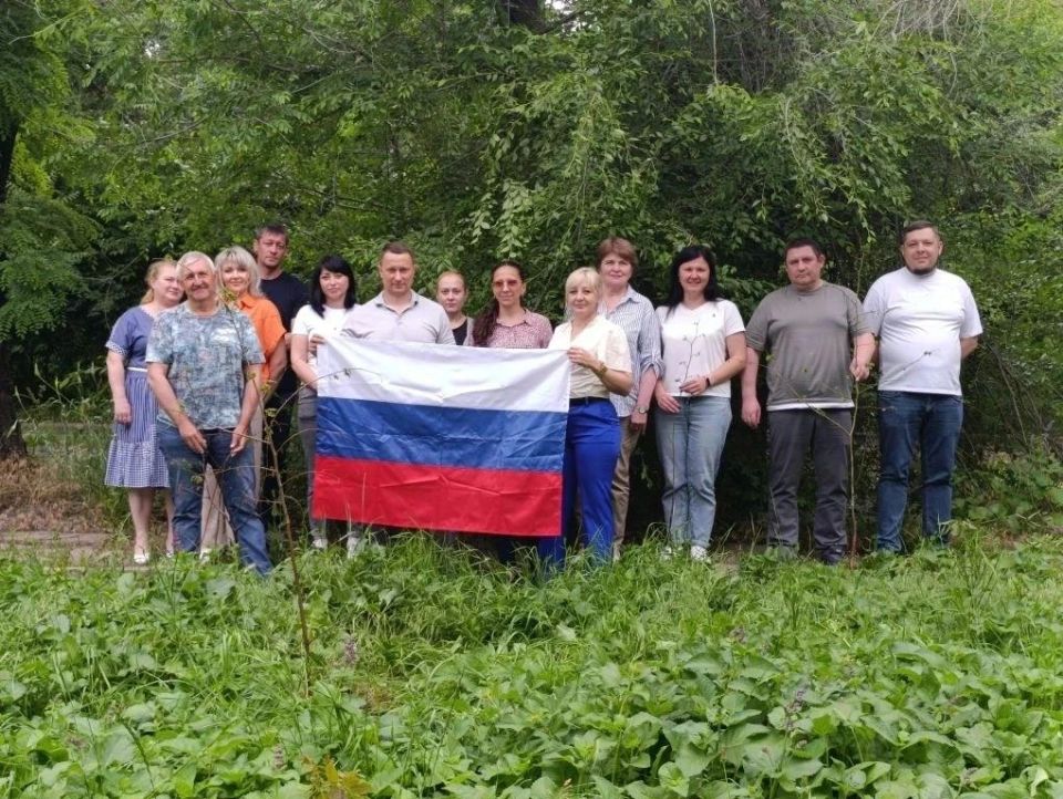 Сотрудники Минприроды ДНР провели акцию по озеленению, приуроченную ко Дню России