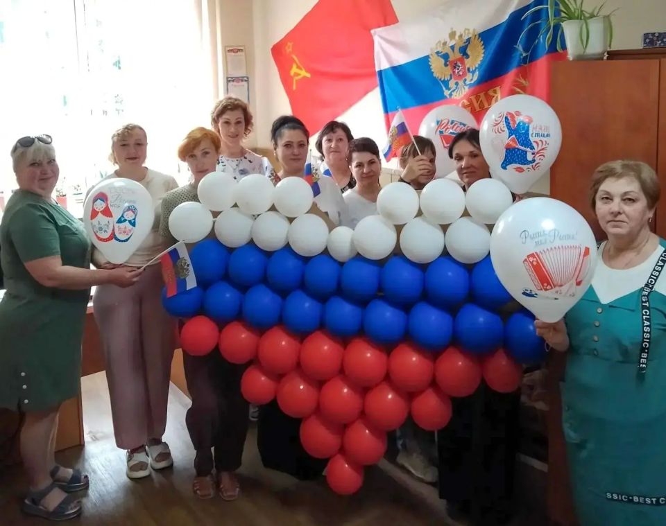 В День России — праздник единства, согласия и любви к Родине – Ясиноватская дистанция электроснабжения Донецкого филиала ФГУП «ЖДН» желает всем мира добра и благополучия!