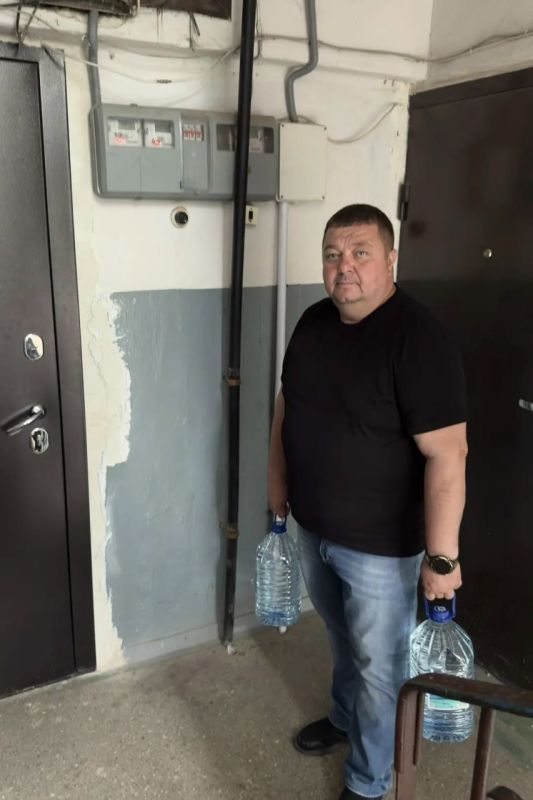 Роман Конев: 11 июня 2026 года депутат Горловского городского совета от «Единой России» Александр Кунов посетил места подвоза воды и осуществил адресный подвоз воды