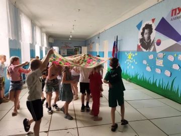 В преддверии Дня России в библиотеке-филиале №1 для ребят из пришкольного лагеря «Солнышко» прошла познавательно-игровая программа «Россия - Родина моя»