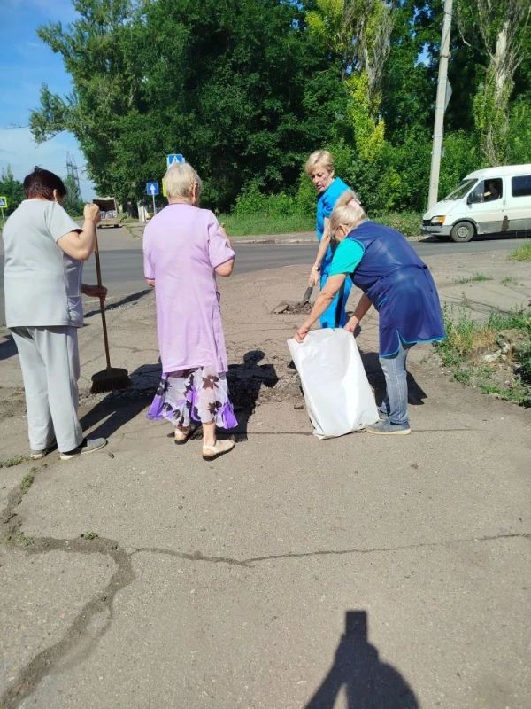 Сегодня, 11 июня, ГБУ ДНР «Городская поликлиника города Макеевки» в рамках акции «Чистый четверг» провели работы по уборке прилегающей к учреждениям здравоохранения территории по бульвару 8 Сентября