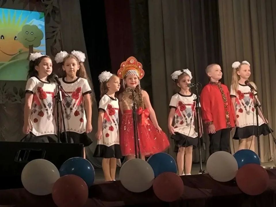 Наталья Бегуненко: В Петровском районе во Дворце культуры им. Г.И. Петровского состоялась концертная программа «Народы едины под солнцем России», приуроченная к празднованию Дня России