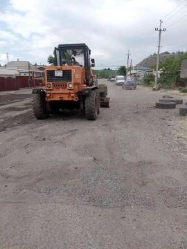 Самарские дорожники выполняют работы по отсыпке проезжей части в Снежном