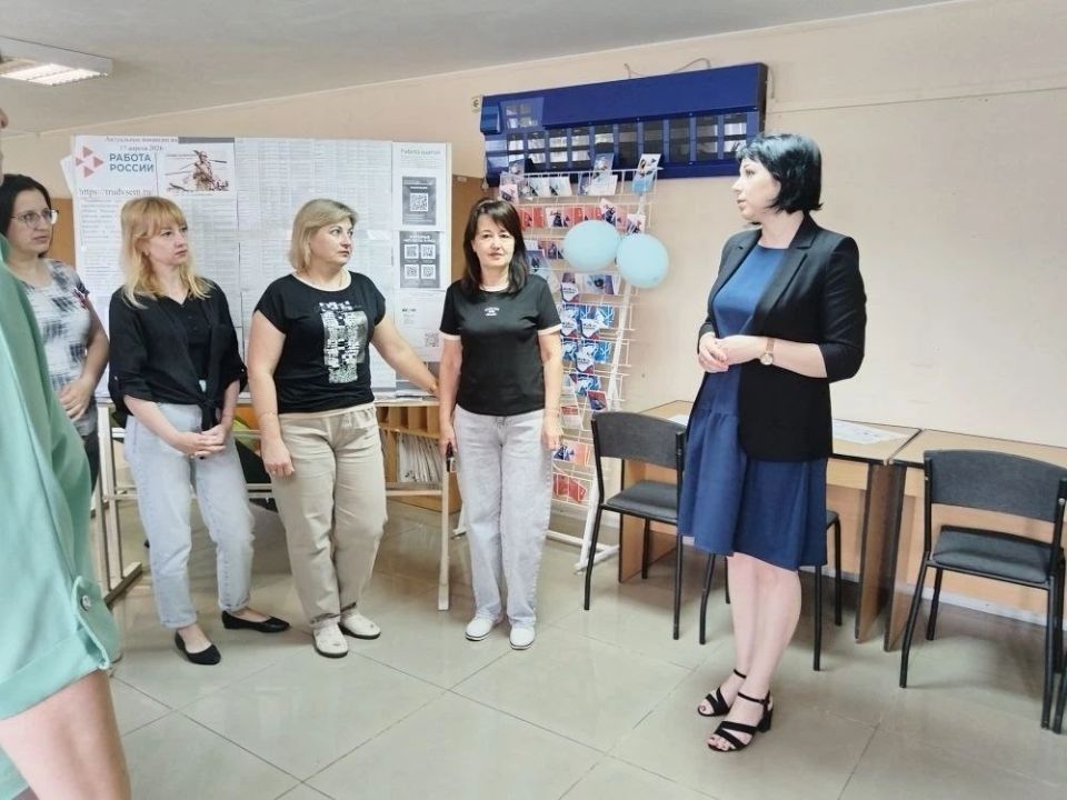 Сегодня заместитель Главы Администрации Тельмановского муниципального округа провела рабочую встречу с трудовым коллективом ГКУ "Служба занятости населения Донецкой Народной Республики" в Тельмановском м. о