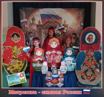 Матрешка- символ России. Активистки Жеснкого движения Единой России организовали по всему Волновахскому МО смотр-демонстрацию матрешек для детей