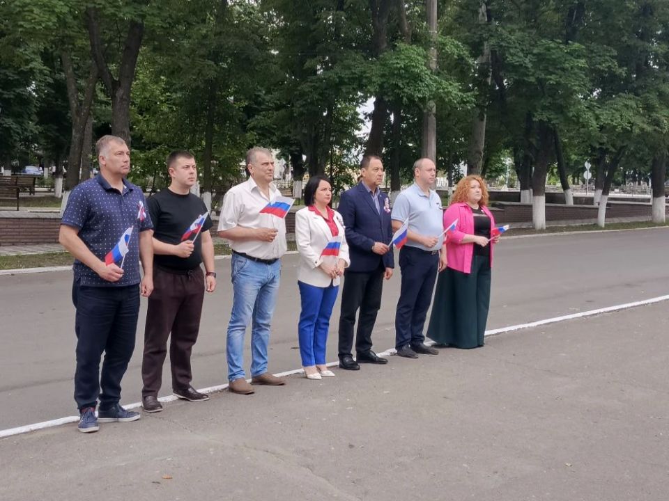 Константин Зинченко: Сегодня у здания администрации Волновахского муниципального округа прошла торжественная церемония поднятия Государственного флага Российской Федерации, приуроченная ко Дню России