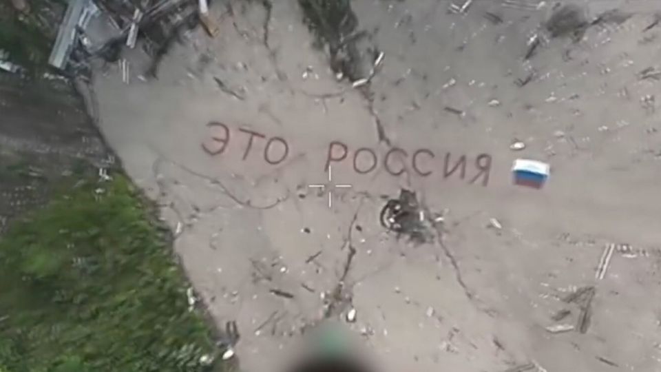 Бойцы в День России нарисовали триколор в Красноармейске