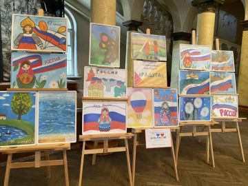 Сегодня, в Зугрэсском городском Дворце культуры заработала выставка детских рисунков образцовой студии изобразительного искусства «РАДУГА» - «Россия в сердце»!