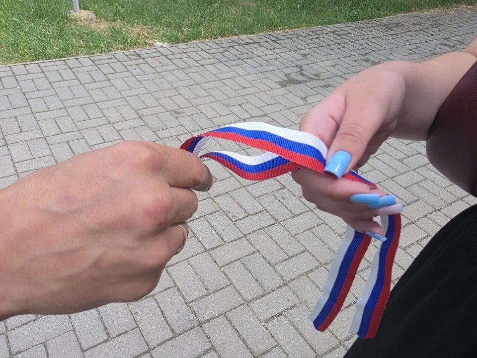Цвета, которые объединяют миллионы: в Мангушском округе прошла акция «Российский триколор»!