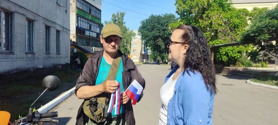 Ко Дню России сотрудники МБУ «Дебальцевский центр культуры и досуга» провели патриотическую акцию, призванную укрепить чувство гордости за свою страну и объединить горожан в праздничный день