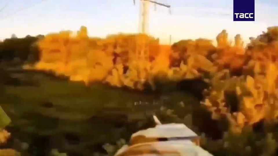 Краматорск. Оптоволоконными дронами уничтожены укрытые в помещении два танка Т-64БВ, один тчгач MAN HX81, а также тягач МАЗ 537 который находился рядом со зданием