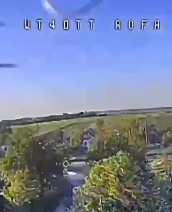 Наш FPV-дрон меняет назначение пикапа с всушниками из логистического транспорта подвоза на передний край в катафалк