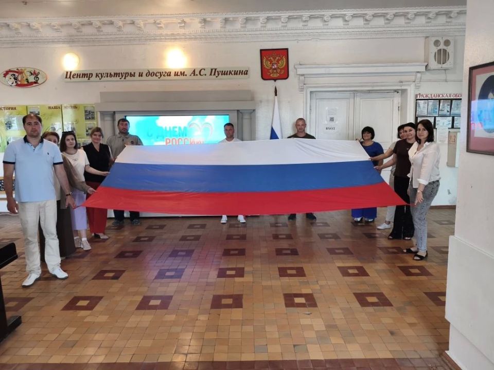 12 июня День России. В этот день работники культуры города Докучаевска в ЦКД им. А.С. Пушкина развернули полотнище Российского триколора, а после возложили цветы к памятнику великого ученого, почвоведа В.В. Докучаеву, в четь...