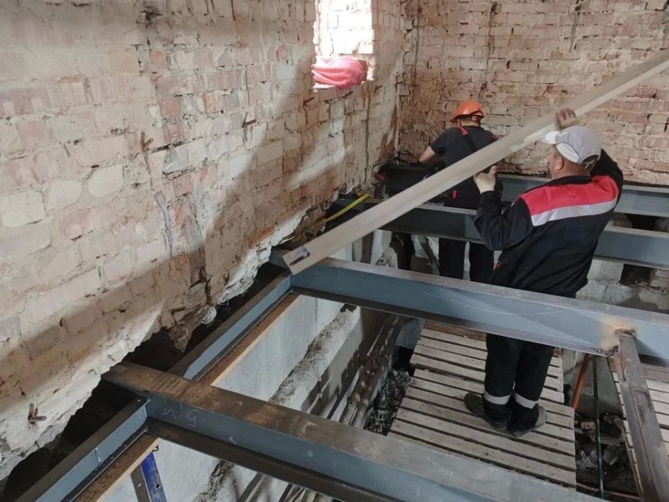 Камчатский край продолжает капитальный ремонт подъезда жилого дома в Светлодарске г.о. Дебальцево