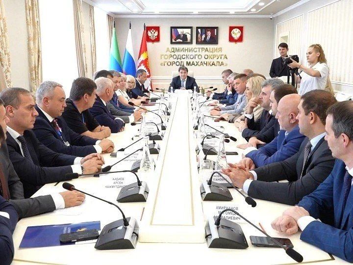 Юрий Атаманов: По приглашению председателя Собрания депутатов городского округа «Город Махачкала» Хиби Алиева совместно с Михаилом Рыбаковым приняли участие в старте межмуниципальной гуманитарной миссии помощи участникам СВО...