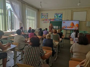 Заместитель главы администрации Амвросиевского муниципального округа Татьяна Разводова провела встречу с сотрудниками Благодатновской школы