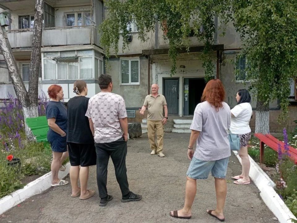 Депутат муниципального совета Михаил Богомолец встретился с жителями многоквартирного дома по улице Кутузова в Амвросиевке