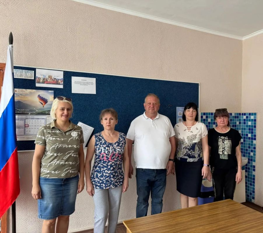 Сегодня, 15 июня 2026 года, в рамках проектов «Управдом» и "Школа ЖКХ", депутат Донецкого городского Совета ДНР Михаил Рыбаков провел встречу с трудовым коллективом