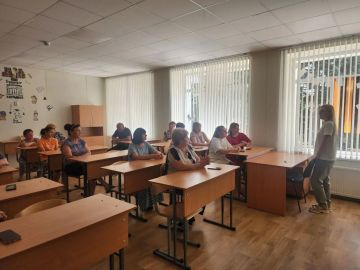 Депутат Тельмановского муниципального совета Юлия Линник сегодня провела встречу с трудовым коллективом ГБОУ «Тельмановская гимназия Тельмановского муниципального округа»