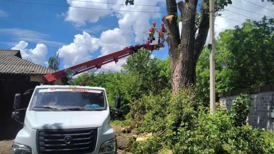 Спецтехника из Кузбасса помогает проводить уборку в Горловке