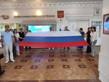 12 июня День России. В этот день работники культуры города Докучаевска в ЦКД им. А.С. Пушкина развернули полотнище Российского триколора, а после возложили цветы к памятнику великого ученого, почвоведа В.В. Докучаеву, в четь...