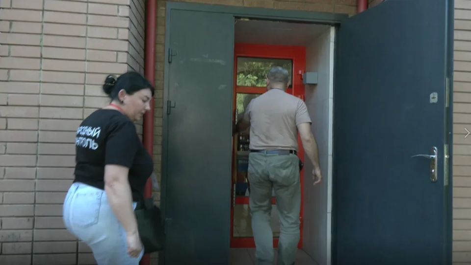 Активисты Народного контроля осуществили проверку ряда магазинов в Калининском районе Горловки