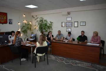 В администрации Амвросиевского муниципального округа состоялось заседание комиссии по установлению мер социальной поддержки под председательством председателя комиссии Крюковой Елены Николаевны