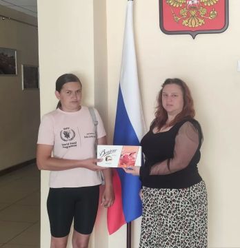 Сотрудники МБУ «Дебальцевский центр культуры и досуга» наградили победителя викторины «Путешествуем по России» Елену Макееву