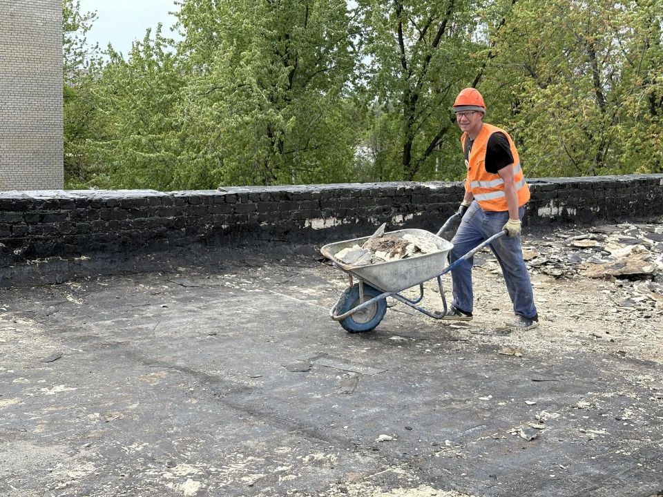 По заказу Сахалинской области стартовали работы по демонтажу старого покрытия на кровле шахтерской школы № 2