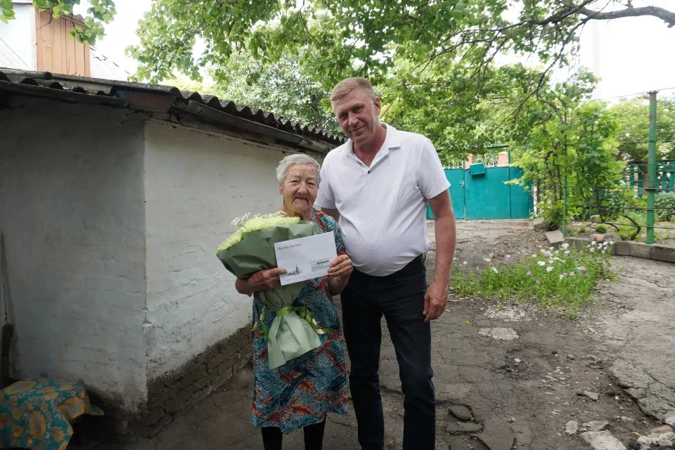 Сегодня поздравил с днем рождения одну из долгожителей Володарского муниципального округа — Галину Антоновну Ежову