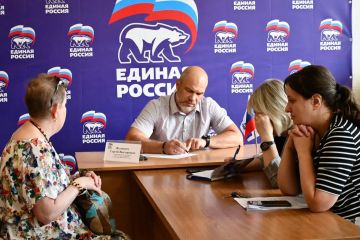Сегодня, 16 июня, глава муниципального образования городского округа Дебальцево, секретарь МО партии Сергей Желновач провел личный прием граждан в местной общественной приемной партии