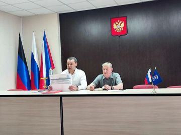 С заместителем министра ЖКХ Челябинской области Сергеем Зыряновым провели рабочее совещание с представителями подрядных организаций, задействованных в реализации проектов по восстановлению инфраструктуры Ясиноватского...