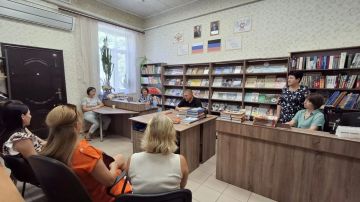 Сегодня депутат Тельмановского муниципального совета Максим Скрипка встретился с коллективом МБУ «Тельмановская централизованная библиотечная система»