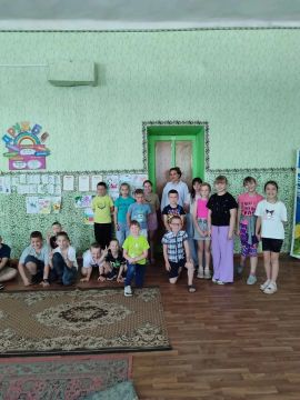 Сотрудники Зуевской библиотеки-филиала №5 подготовили и провели для ребят из пришкольного лагеря «Первоцвет» литературную викторину «Яркое лето с книгой»