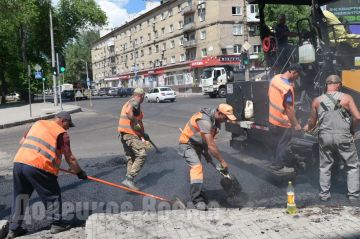 Когда воздух дрожит от зноя: за ровным покрытием дорог в ДНР остается невидимый человеческий труд
