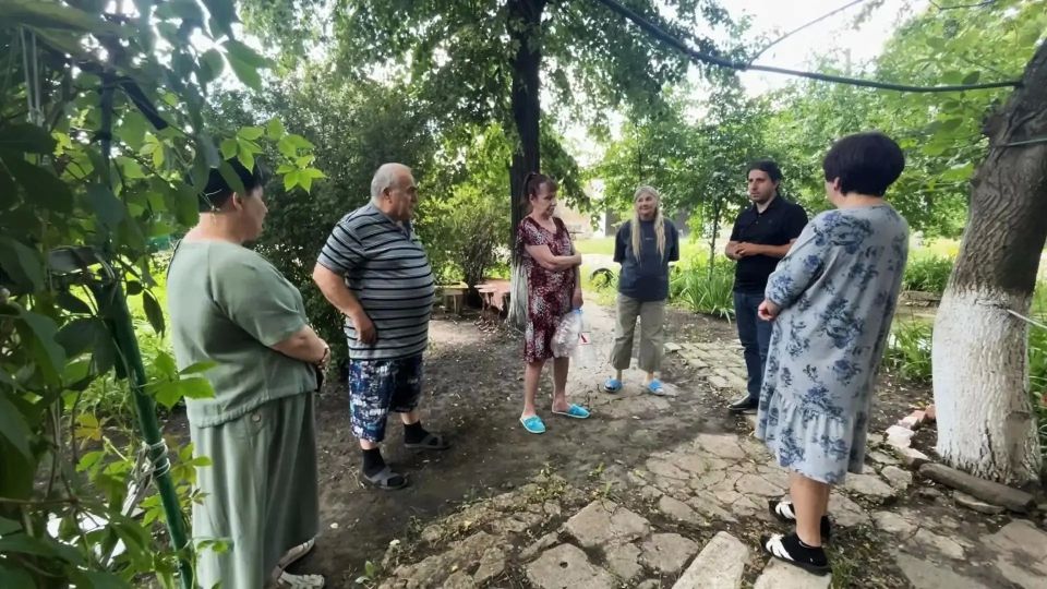Замглавы администрации Шахтерского округа провел встречу с жителями Ждановки
