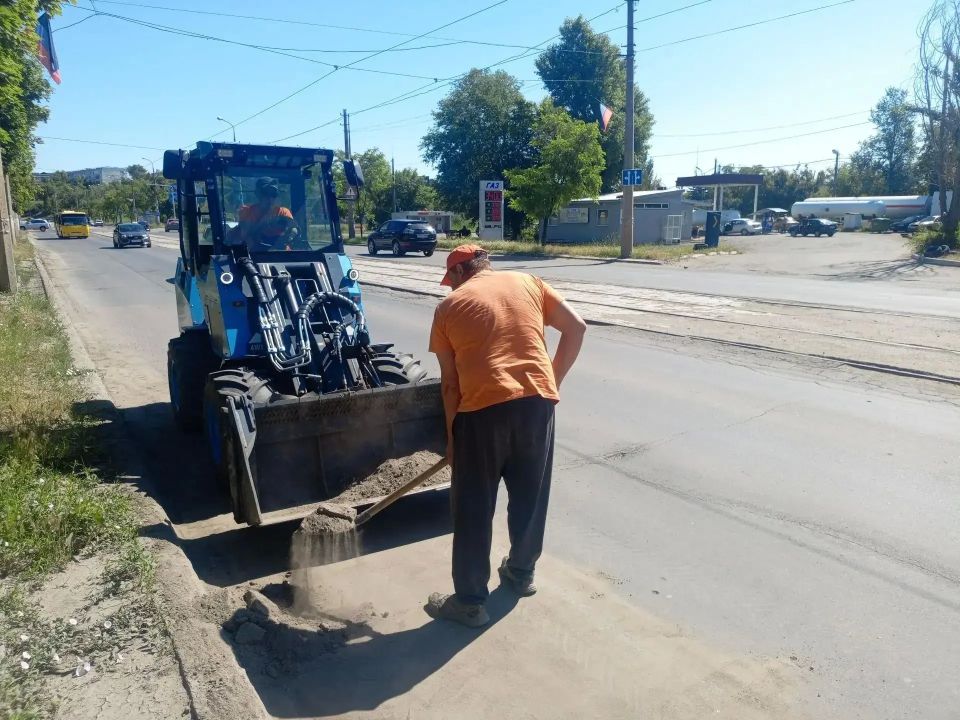 Дорожники ведут уборку бордюрной части на проспекте Металлургов
