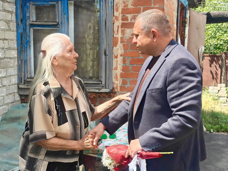 В Снежном чествовали долгожительницу