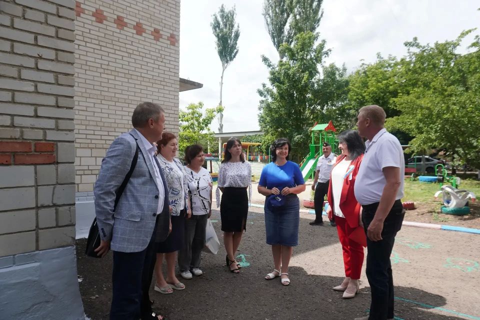 Вместе с депутатом Народного Совета Донецкой Народной Республики Золотнюк В. А. провел встречу с жителями с. Боевое